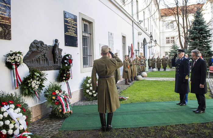 Vargha Tamás parlamenti államtitkár és Orosz Zoltán altábornagy koszorúz (Fotó: MTI)