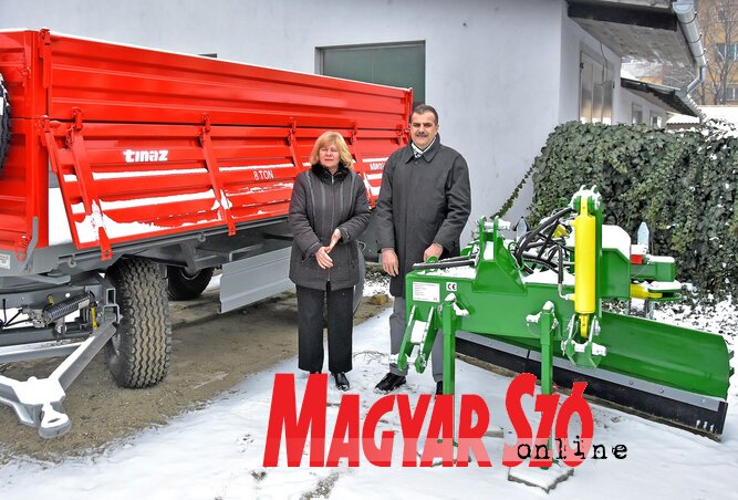 Ónodi Ibolyka és Balázs Ferenc polgármester az új pótkocsi és talajgyalu mellett (Gergely Árpád felvétele)