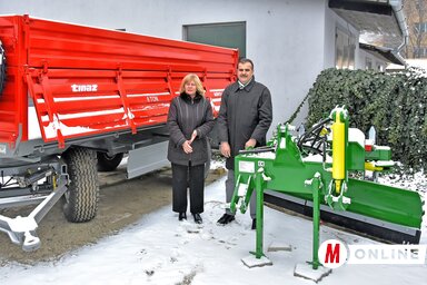 Ónodi Ibolyka és Balázs Ferenc polgármester az új pótkocsi és talajgyalu mellett (Gergely Árpád felvétele)
