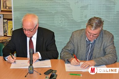 Hajnal Jenő és Ceglédi Rudolf aláírja a társalapítási szerződést (Gergely Árpád felvétele)