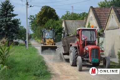 Kishegyesen 16 földes utcában végeztek zúzott kővel való feltöltést, illetve karbantartást (Lakatos János felvétele)