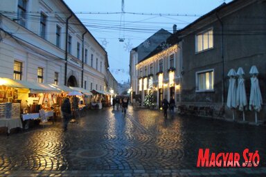 A kézművesek asztalkáin kincskereső kisködmön és hímzett mézesbáb is kapható (Csík Mónika felvétele)