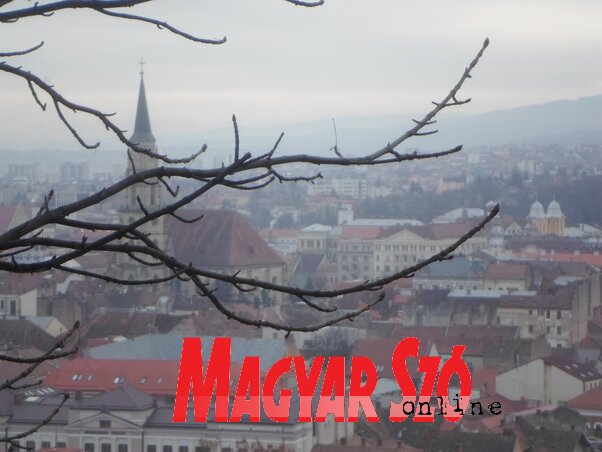 A Fellegvár kilátójáról nézve eltörpül a több százezres város (Csík Mónika felvétele) A Fellegvár kilátójáról nézve eltörpül a több százezres város (Csík Mónika felvétele)