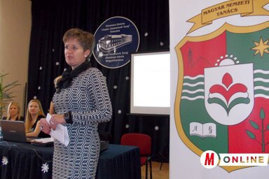 Jerasz Anikó köszönti a pedagógusokat (Fodor István felvétele)