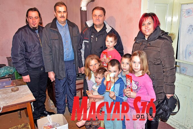 Felvételünkön Urbán Róbert, Balázs Ferenc, Kormányos László, Horváth Noémi, Bózsó Ildikó és négy gyermeke látható, a két hónapos legkisebb gyerek éppen aludt (Gergely Árpád felvétele)