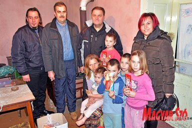 Felvételünkön Urbán Róbert, Balázs Ferenc, Kormányos László, Horváth Noémi, Bózsó Ildikó és négy gyermeke látható, a két hónapos legkisebb gyerek éppen aludt (Gergely Árpád felvétele)