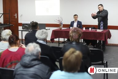 Baráth Gábor Gergely a folyóiratról beszél (Lakatos János felvétele)