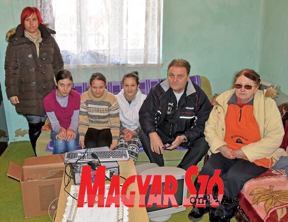 Horváth Noémi, Ramóna, Izabella és Rita, valamint Kormányos László és Marias Ileana Ella a számítógép átadása alkalmával (Gergely Árpád felvétele) Horváth Noémi, Ramóna, Izabella és Rita, valamint Kormányos László és Marias Ileana Ella a számítógép átadása alkalmával (Gergely Árpád felvétele)