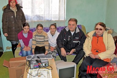 Horváth Noémi, Ramóna, Izabella és Rita, valamint Kormányos László és Marias Ileana Ella a számítógép átadása alkalmával (Gergely Árpád felvétele)