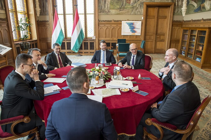 Orbán Viktor, Lázár János és Szijjártó Péter John G. Rice-re figyelnek (Fotó: MTI)