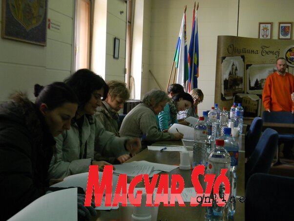 Tíz személyi kísérő írt alá szerződést az önkormányzattal (Fotó: Fehér Rózsa)