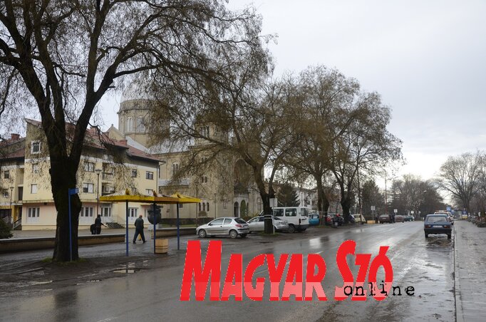 A falu központi részében a kevés már a parkolóhely (Fotó: Molnár Edvárd) A falu központi részében a kevés már a parkolóhely (Fotó: Molnár Edvárd)