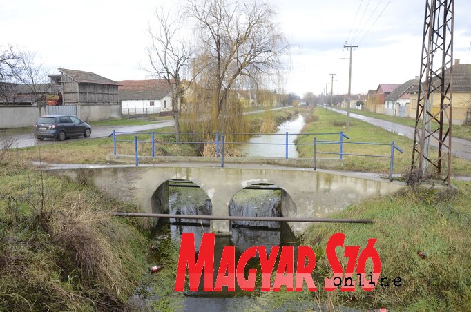 Csupán a falu központi részében van szennyvízelvezetés, de az a víz tisztítatlanul folyik a Csík-érbe (Fotó: Molnár Edvárd) Csupán a falu központi részében van szennyvízelvezetés, de az a víz tisztítatlanul folyik a Csík-érbe (Fotó: Molnár Edvárd)