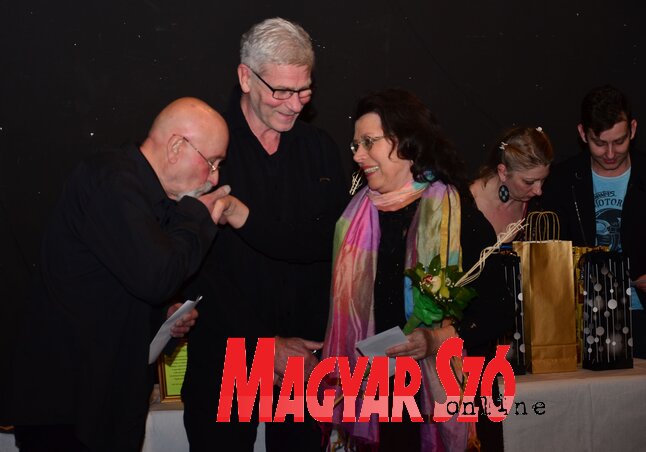 Ladik Kataliné a legjobb szerzőnek járó díj a drámaíró versenyen (Fotó: Dávid Csilla)