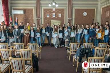 Az ösztöndíjasok az önkormányzat képviselőivel (Kancsár Izabella felvétele)