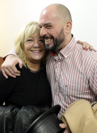 Pityinger László az ítélethirdetés után megöleli édesanyját (Fotó: MTI)