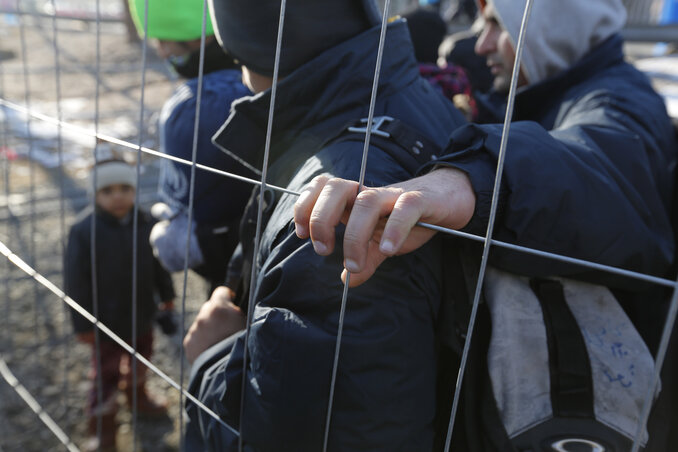 Várakozó migránsok a spielfeldi határátkelőnél (Fotó: Beta/AP)