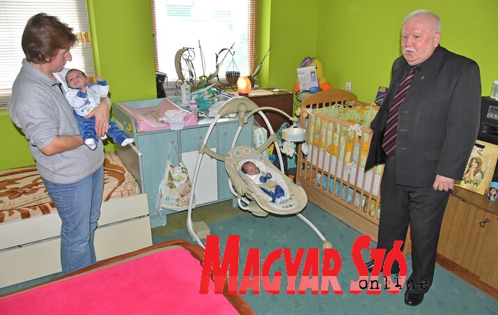 Bimbó Mihály polgármester meglátogatta a hármas ikreket (Gergely Árpád felvétele)
