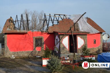 Évekig szépítgették a családi fészket, s az most a tűz martalékává vált (Lakatos János felvétele)