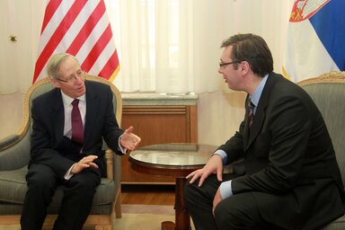 Michael Kirby és Aleksandar Vučić (Fotó: Beta/Kormányiroda)