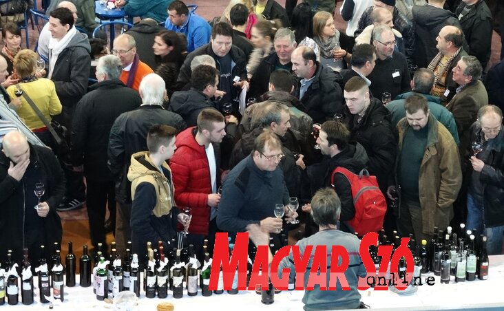 Nagy volt a tolongás a díjnyertes borokkal rakott asztalok körül (Góbor Béla felvétele) Nagy volt a tolongás a díjnyertes borokkal rakott asztalok körül (Góbor Béla felvétele)