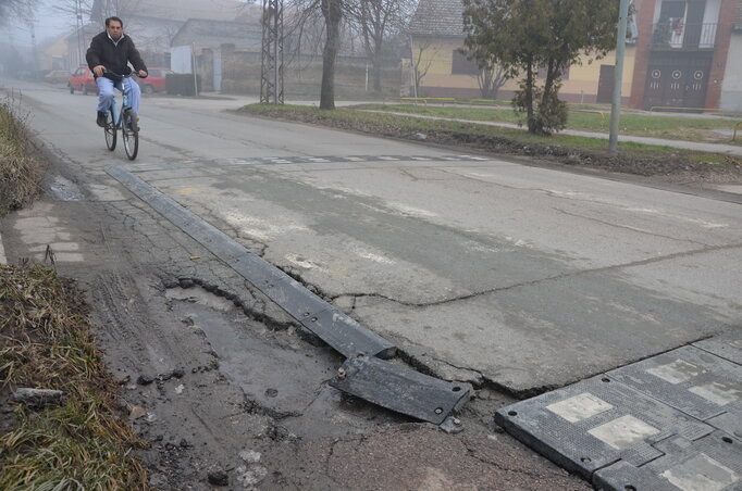 Képünk a Bajai úton készült (Molnár Edvárd fotója) Képünk a Bajai úton készült (Molnár Edvárd fotója)