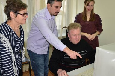 Csoportkép a szerkesztőségben: Živković Kapitány Éva, Bálizs István, Tóth András és Kovács Hédi