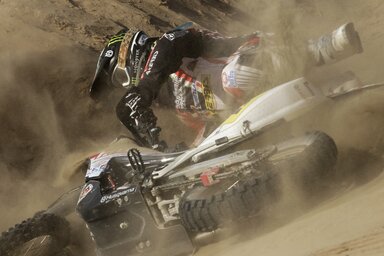 Ezt a látványos esést az olasz Botturi hajtotta végre Husqvarnáján (Beta/AP)