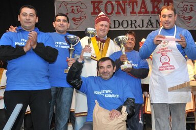Preda Miklós, Préda Lajos, Bogdán Miklós, Kiss Slobodan Mišković Dejan (középen Borsos Csaba szervező) az adorjáni kolbász- és hurkafesztivál legjobb csapata volt, a csapat hatodik tagja, Mišković Ferenc lemaradt a képről