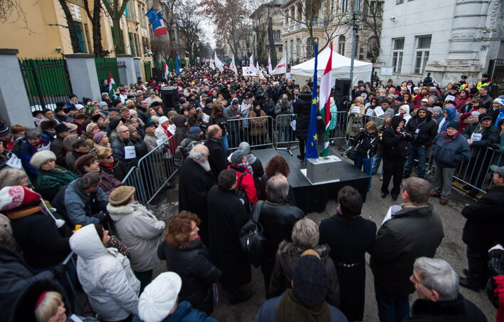 Tüntetés a Fidesz székháza előtt