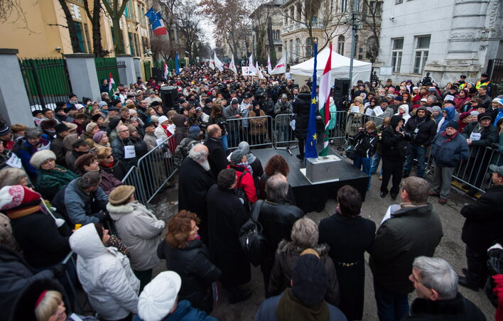 Tüntetés a Fidesz székháza előtt Tüntetés a Fidesz székháza előtt
