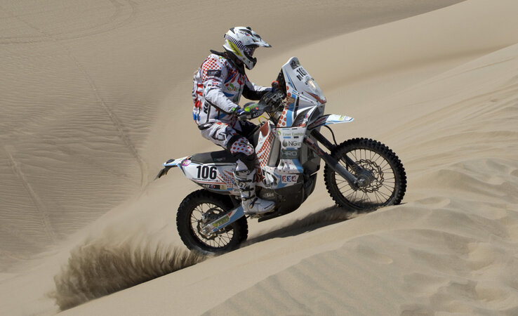 Sajnálatos módon újabb emberéletet követelt az idei Dakar, ráadásul egy motorversenyző hunyt el. A 25 éves francia Thomas Bourgin (felvételünkön) épp a 7. szakasz rajtjára igyekezett, amikor belerohant egy chilei rendőrautóba, és szörnyethalt. A Dakar 34 Sajnálatos módon újabb emberéletet követelt az idei Dakar, ráadásul egy motorversenyző hunyt el. A 25 éves francia Thomas Bourgin (felvételünkön) épp a 7. szakasz rajtjára igyekezett, amikor belerohant egy chilei rendőrautóba, és szörnyethalt. A Dakar 34