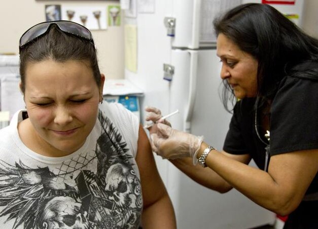 New York állam kormányzója felfüggesztette az állam azon törvényének hatályát, amelynek értelmében a gyógyszerészek csak a 18 évnél idősebbek esetében adhatják be a védőoltást. (Beta/AP)