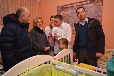 A hármasikrek közül egyelőre csak az egyik kisfiú van otthon, a többiek a kórházban növekednek