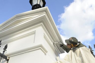 Készülődés a beiktatásra a Fehér Házban: átfestik az egyik kapuoszlopot (Beta/AP)