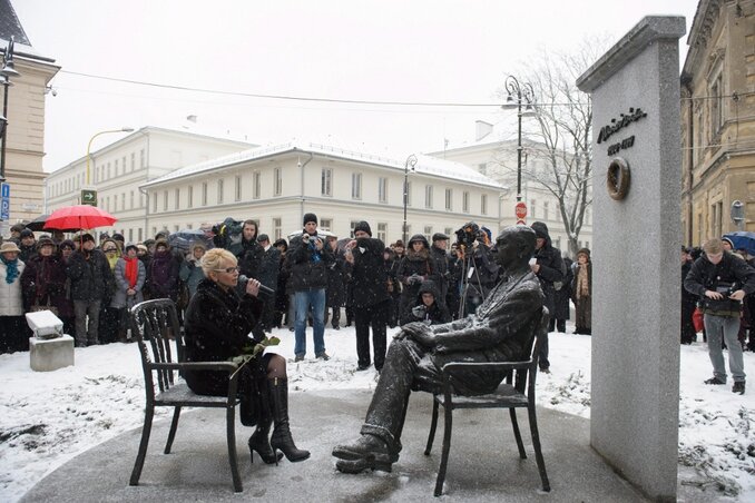 Renáta Lenártová főpolgármester-helyettes beszédet mond Márai Sándor szobra mellett