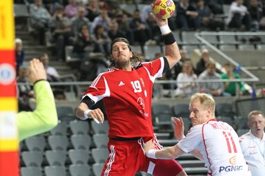 Nagy László kapura dob Adam Wisniewski mellett (MTI Fotó: Kovács Anikó)