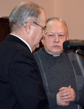 Papp Imre munkatársunk (balról) Juhász György esperes plébánossal beszélgetett Papp Imre munkatársunk (balról) Juhász György esperes plébánossal beszélgetett