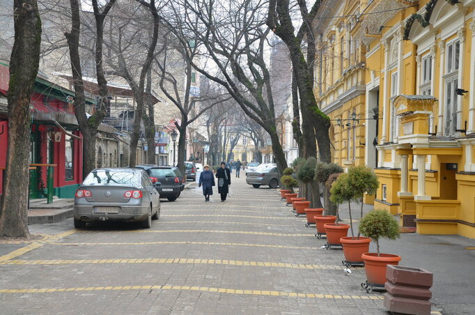 A Corvin Mátyás utcában van a legtöbb szórakozóhely. Nyáron az utcán is buliznak a fiatalok.