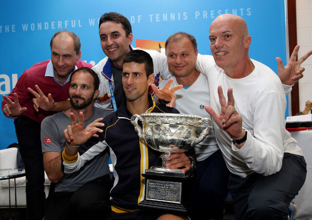 Novak Đoković és csapata a serleggel (Fotó: Beta/AP)