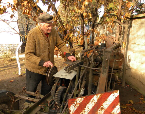 Az idős mester megmutatja, hogyan működött a híres vályogverő gép (Fotó: Lakatos János)