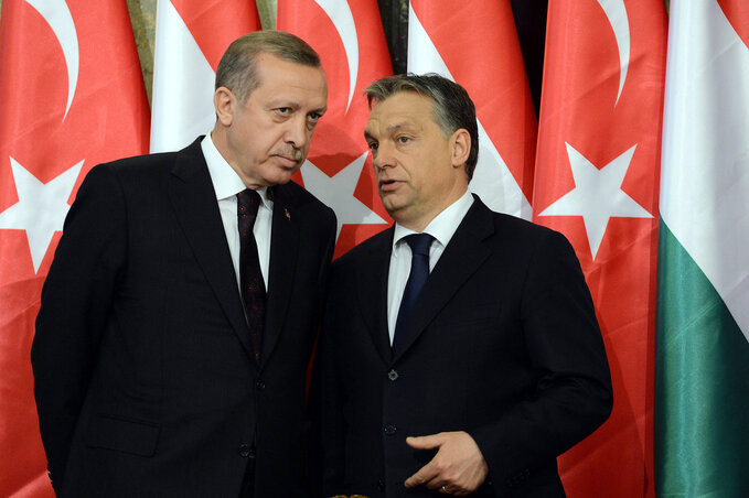 Recep Tayyip Erdoğan török miniszterelnök és Orbán Viktor magyar kormányfő sajtótájékoztatójuk előtt a parlamentben (Fotó: MTI)