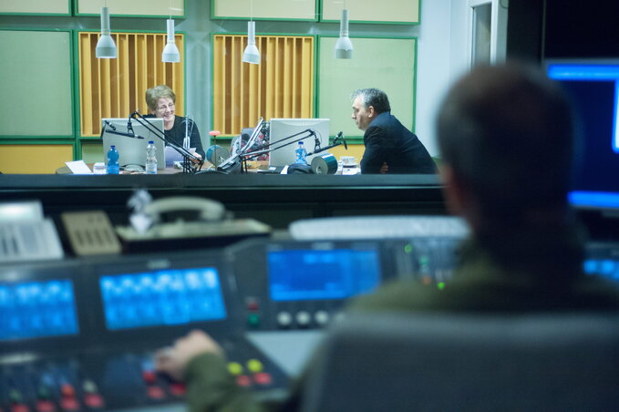 Orbán Viktor miniszterelnök interjút ad a Magyar Rádió 32-es stúdiójában Perjés Klárának, a Vasárnapi Újság műsorvezetőjének (Fotó: MTI)