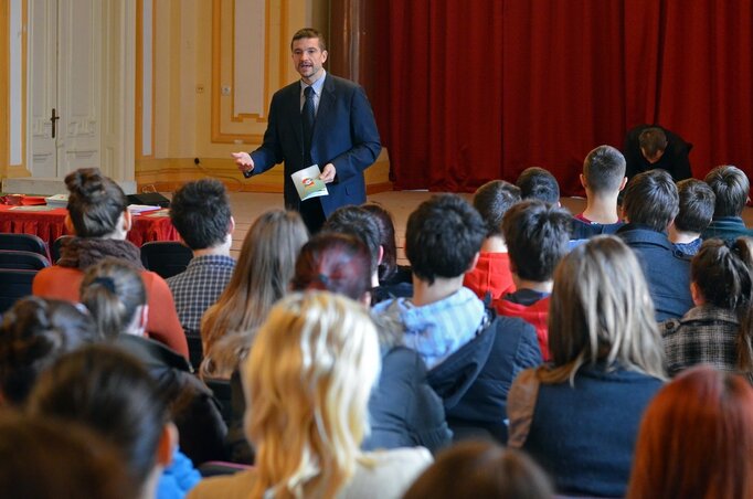 Korhecz Tamás továbbtanulásra és itthon maradásra buzdítja a fiatalokat  