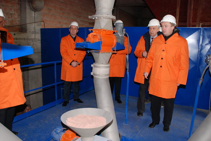 Bojan Pajtić (a jobb szélén) az Azotarában a kristályosműtrágya-gyártó részleg megnyitóján. Peđa Mališanović (a bal szélén) november óta előzetes letartóztatását tölti.