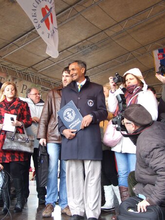 Pravin Patel (újságírók gyűrűjében) örömmel tette közzé, hogy valóban világrekord született