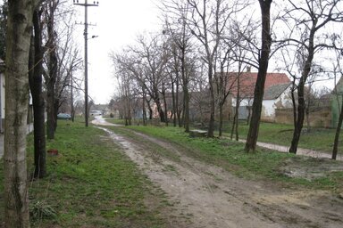 Főleg az öregek és idősek által lakott házak vannak veszélyben (Kishegyesi utcarészlet)