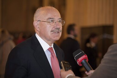  A magyar–román kapcsolatokat terhelő éles hangvételű nyilatkozatok enyhülésére számít Martonyi János külügyminiszter (a képen), aki tegnap befejezte kétnapos hivatalos romániai látogatását. Bukarestből való távozása előtt az MTI-nek elmondta: abban állap