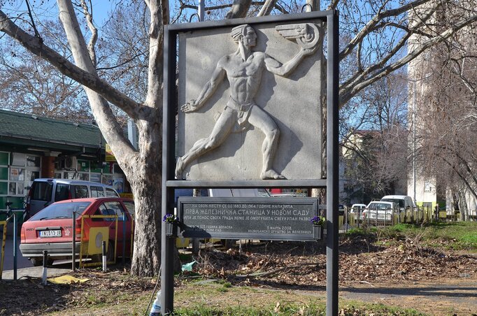  A régi állomás helyén 2008-ban elhelyezett dombormű Baranyi Károly és Baranyi-Markov Zlata szobrászművész házaspár alkotása, korábban az állomást díszítette három másik, hasonló domborművel egyetemben, mára csak ez maradt meg