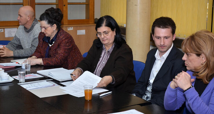 A bizottság tagjai átnézik a beadványokat